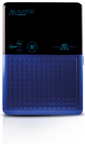 Máquina AVATAR by ECOFROG, mitad azul con un motivo en relieve de pirámides pequeñas y mitad negra. Esta parte oscura corresponde a una pantalla LED que está encendida donde se ven diversos indicadores y acciones activos, con su reflejo proyectado en la base de la imagen.