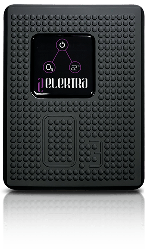 Una máquina ELEKTRA by ECOFROG de color negro con un motivo en relieve de pequeños círculos y con un O3 en la parte inferior centrado también en relieve. La pantalla cuadrada LED, en la parte superior izquierda, encendida donde se ven diversos indicadores y acciones activos, con su reflejo proyectado en la base de la imagen.