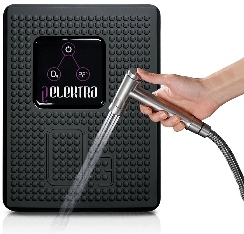 Una máquina ELEKTRA by ECOFROG de color negro con un motivo en relieve de pequeños círculos y con un O3 en la parte inferior centrado también en relieve. La pantalla cuadrada LED, en la parte superior izquierda, encendida donde se ven diversos indicadores y acciones activos, con su reflejo proyectado en la base de la imagen y un grifo sujetado por una mano femenina expulsando agua ozonizada.