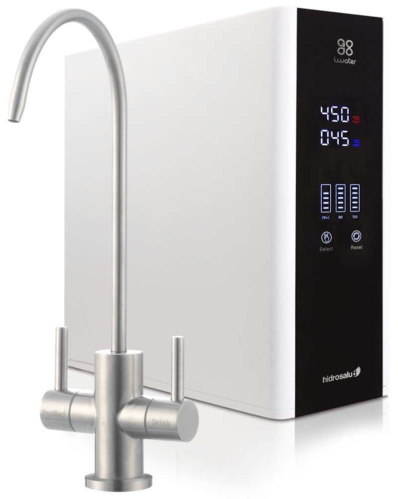 Máquina de filtrado por osmosis modelo iWATER en color blanco donde se observa la pantalla activa reflejando varias funciones y viniendo acompañada de un grifo de acero inoxidable.