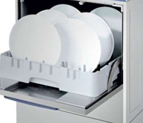 Lavavajillas industrial profesional de acero inoxidable con puerta frontal abierta, mostrando platos blancos organizados en su interior.