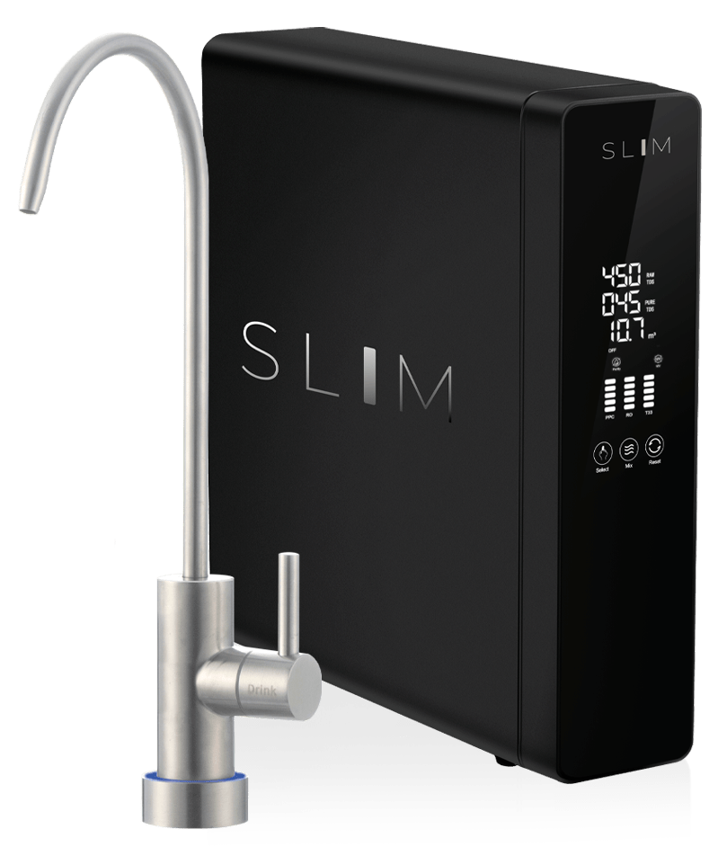 Máquina de filtrado por osmosis SLIM en color negro donde se observa la pantalla activa reflejando varias funciones acompañada de un grifo de acero inoxidable.