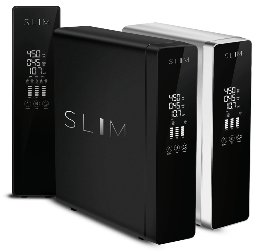 Fotomontaje con tres máquinas de filtrado por osmosis SLIM en color blanco metálico y negro con vista frontal y lateral con pantallas activas reflejando varias funciones.