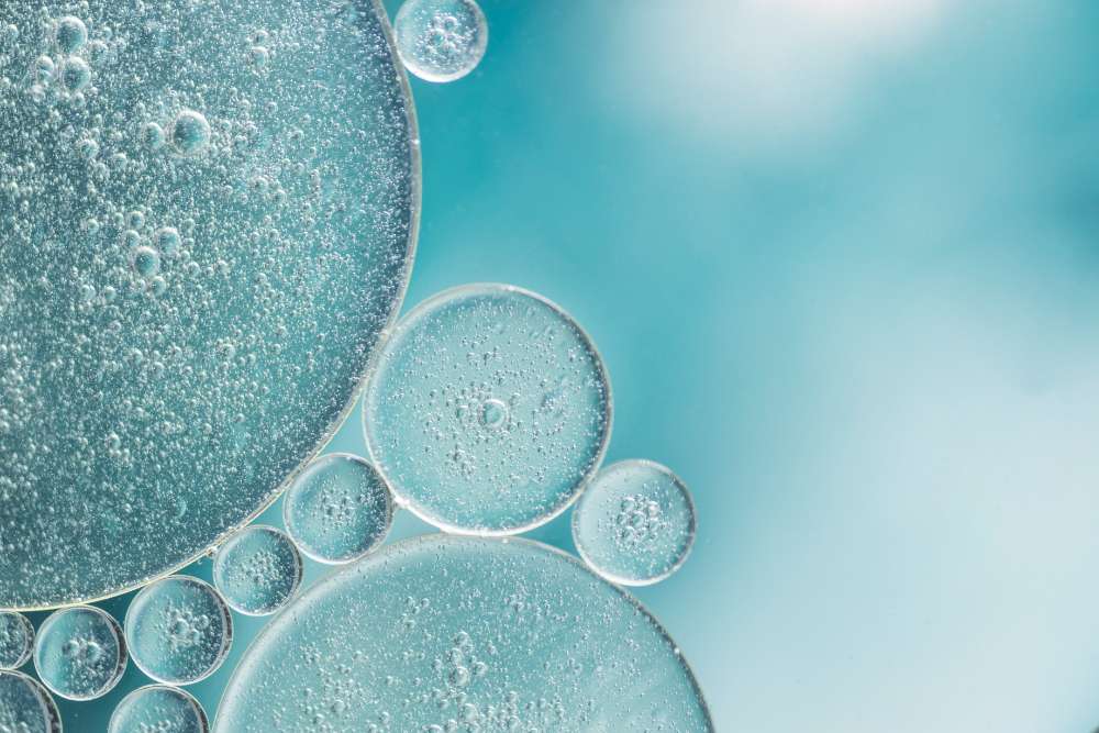 Imagen de microscopio en tonos azules donde se ven ampliadas unas burbujas de agua.