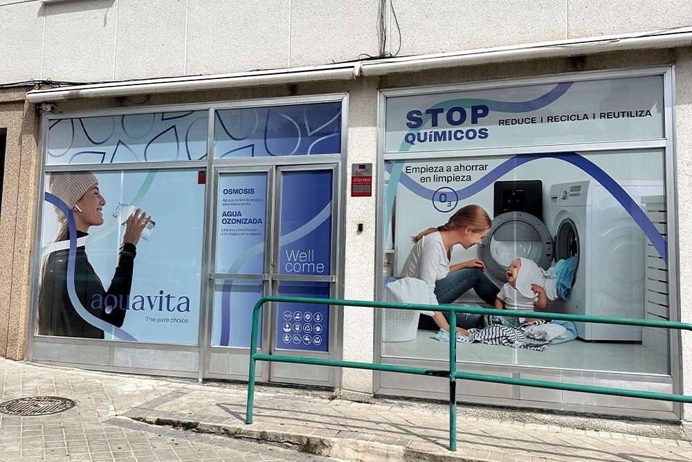Plano general de la fachada decorada del local de AQUAVITA