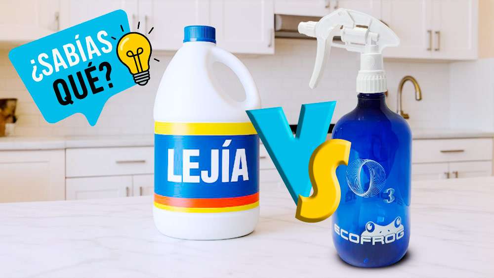En una cocina, sobre una encimera se apoyan un bote de lejía y un pulverizador de agua ozonizada de ECOFROG con las letras VS en medio