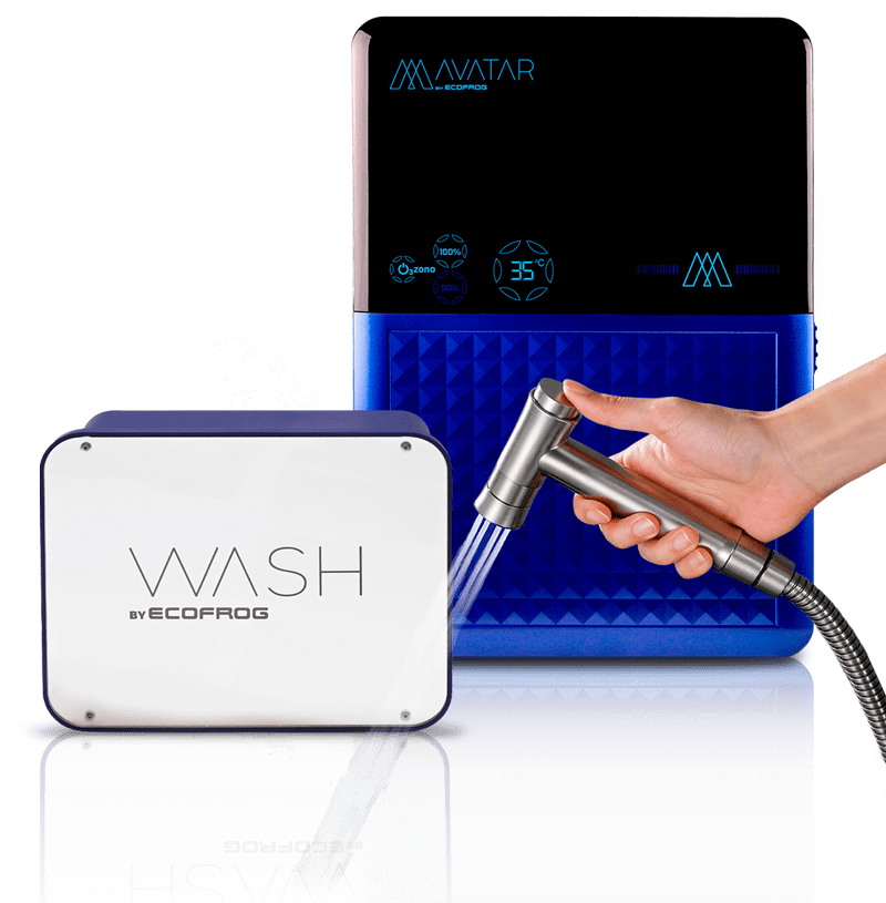 Una máquina AVATAR by ECOFROG con la pantallas encendidas donde se ven diversos indicadores y acciones activos. Delante de ella una máquina WASH by ECOFROG y un grifo sujetado por una mano femenina expulsando agua ozonizada.