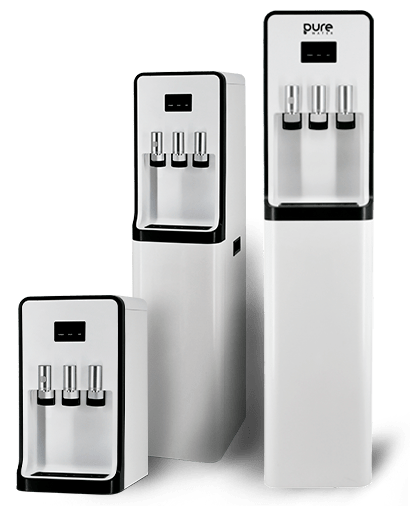 Tres fuentes Pure Water de Hidrosalud, dos de pie y una de superficie, de color blanco con ribetes negros, cada una de ellas con tres surtidores de agua