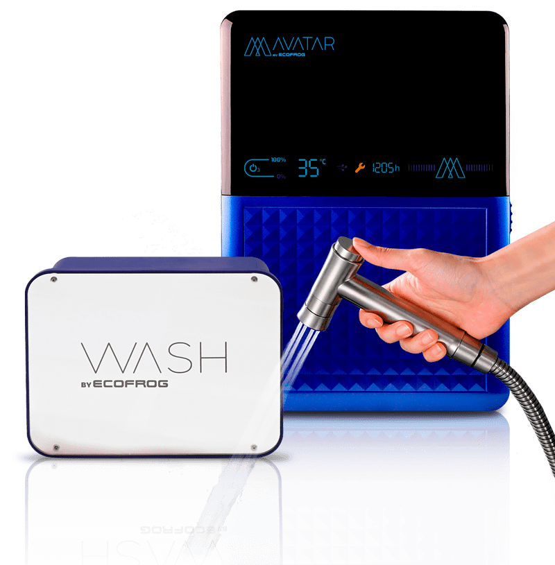 Una máquina AVATAR by ECOFROG con la pantallas encendidas donde se ven diversos indicadores y acciones activos. Delante de ella una máquina WASH by ECOFROG y un grifo sujetado por una mano femenina expulsando agua ozonizada.
